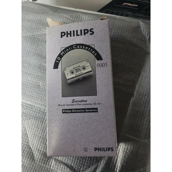 Panasonic RR-930 Microcassette Transcriber With pedal + 9 Philips Mini Cassettes - Picture 5 of 7